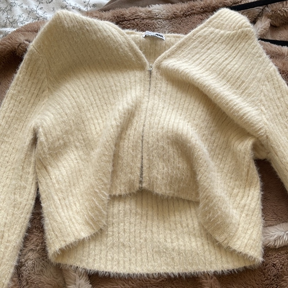 Extremely soft, slightly cropped sweater with hood - Picture 4 of 4